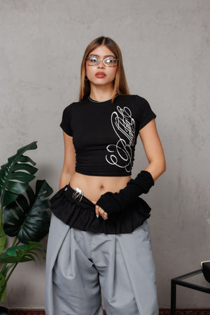 Babytee Bellakita CHILL negra cropped — algodón spandex con lettering script Bellakita en serigrafía gris claro, camiseta femenina streetwear hecha en Colombia