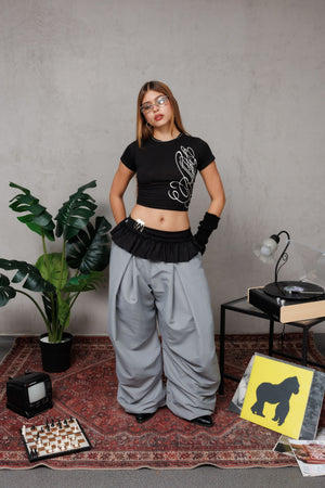 Babytee Bellakita CHILL negra cropped — algodón spandex con lettering script Bellakita en serigrafía gris claro, camiseta femenina streetwear hecha en Colombia