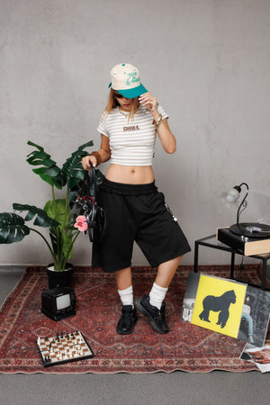 Babytee Stripes Chill Worldwide CHILL beige cropped — tejido acanalado rayado con logo Chill Worldwide en serigrafía café, camiseta femenina streetwear hecha en Colombia