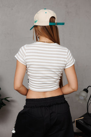 Babytee Stripes Chill Worldwide CHILL beige cropped — tejido acanalado rayado con logo Chill Worldwide en serigrafía café, camiseta femenina streetwear hecha en Colombia