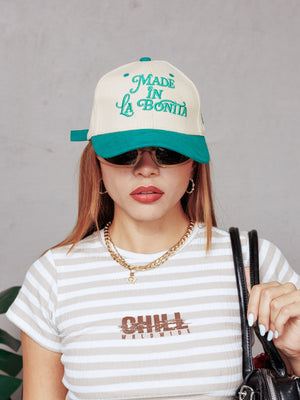 Babytee Stripes Chill Worldwide CHILL beige cropped — tejido acanalado rayado con logo Chill Worldwide en serigrafía café, camiseta femenina streetwear hecha en Colombia