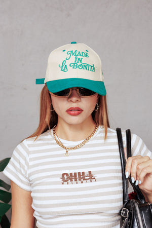 Babytee Stripes Chill Worldwide CHILL beige cropped — tejido acanalado rayado con logo Chill Worldwide en serigrafía café, camiseta femenina streetwear hecha en Colombia