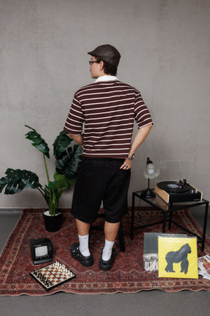 Baggy Jort CHILL negro unisex 300gr — algodón burda con estampado calligráfico en pierna y efecto tela sobrante en pretina, streetwear hecho en Colombia