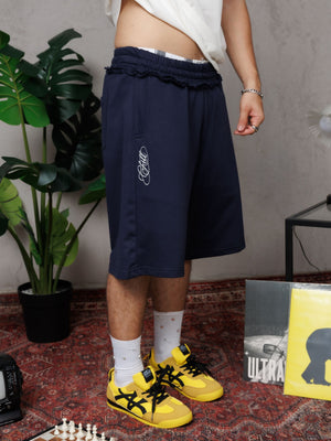 Baggy Jort CHILL azul unisex 300gr — algodón burda con estampado calligráfico en pierna y efecto tela sobrante en pretina, streetwear hecho en Colombia