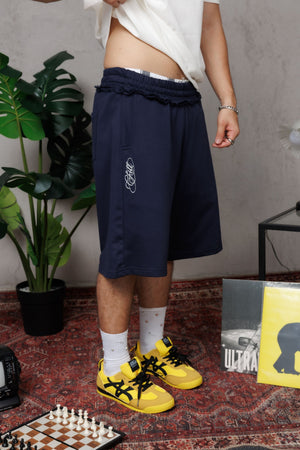Baggy Jort CHILL azul unisex 300gr — algodón burda con estampado calligráfico en pierna y efecto tela sobrante en pretina, streetwear hecho en Colombia