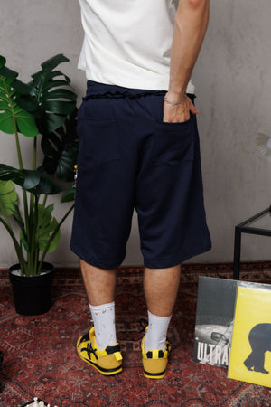 Baggy Jort CHILL azul unisex 300gr — algodón burda con estampado calligráfico en pierna y efecto tela sobrante en pretina, streetwear hecho en Colombia