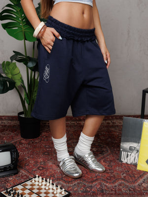 Baggy Jort CHILL azul unisex 300gr — algodón burda con estampado calligráfico en pierna y efecto tela sobrante en pretina, streetwear hecho en Colombia