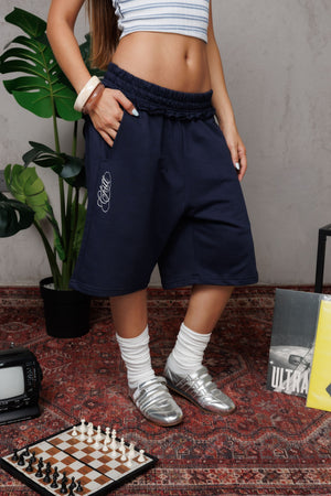Baggy Jort CHILL azul unisex 300gr — algodón burda con estampado calligráfico en pierna y efecto tela sobrante en pretina, streetwear hecho en Colombia