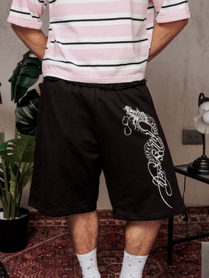 Baggy Jort CHILL negro unisex 300gr — algodón burda con estampado calligráfico gótico en pierna y efecto tela sobrante en pretina, streetwear hecho en Colombia