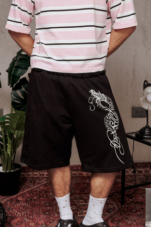 Baggy Jort CHILL negro unisex 300gr — algodón burda con estampado calligráfico gótico en pierna y efecto tela sobrante en pretina, streetwear hecho en Colombia