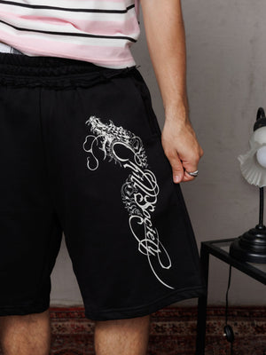 Baggy Jort CHILL negro unisex 300gr — algodón burda con estampado calligráfico gótico en pierna y efecto tela sobrante en pretina, streetwear hecho en Colombia