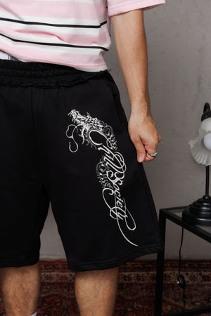 Baggy Jort CHILL negro unisex 300gr — algodón burda con estampado calligráfico gótico en pierna y efecto tela sobrante en pretina, streetwear hecho en Colombia