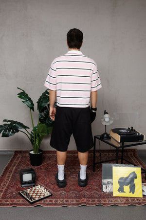 Baggy Jort CHILL negro unisex 300gr — algodón burda con estampado calligráfico gótico en pierna y efecto tela sobrante en pretina, streetwear hecho en Colombia