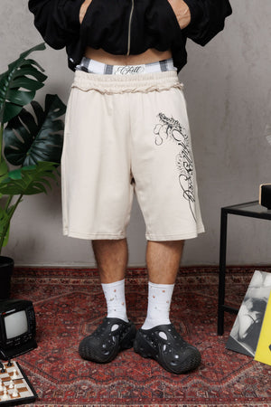 Baggy Jort CHILL BEIGE unisex 300gr — algodón burda con estampado calligráfico gótico en pierna y efecto tela sobrante en pretina, streetwear hecho en Colombia