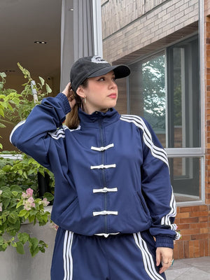 Camibuzo Ondas CHILL azul marino oversize — tela scuba con alamares estilo asiático, zigzags en sesgo aéreo y cierre, streetwear hecho en Colombia