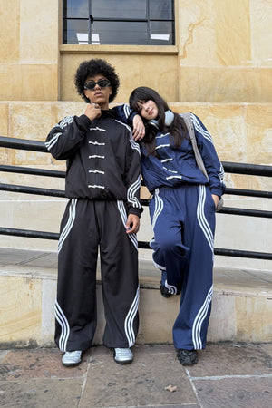 Camibuzo Ondas CHILL azul marino oversize — tela scuba con alamares estilo asiático, zigzags en sesgo aéreo y cierre, streetwear hecho en Colombia