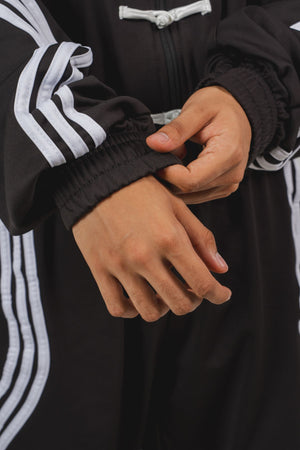 Camibuzo Ondas CHILL azul marino oversize — tela scuba con alamares estilo asiático, zigzags en sesgo aéreo y cierre, streetwear hecho en Colombia