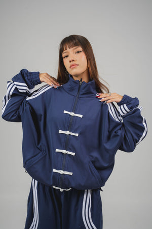 Camibuzo Ondas CHILL azul marino oversize — tela scuba con alamares estilo asiático, zigzags en sesgo aéreo y cierre, streetwear hecho en Colombia