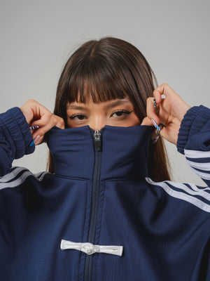 Camibuzo Ondas CHILL azul marino oversize — tela scuba con alamares estilo asiático, zigzags en sesgo aéreo y cierre, streetwear hecho en Colombia