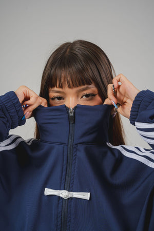 Camibuzo Ondas CHILL azul marino oversize — tela scuba con alamares estilo asiático, zigzags en sesgo aéreo y cierre, streetwear hecho en Colombia