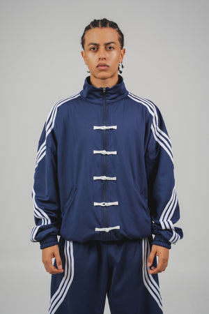 Camibuzo Ondas CHILL azul marino oversize — tela scuba con alamares estilo asiático, zigzags en sesgo aéreo y cierre, streetwear hecho en Colombia