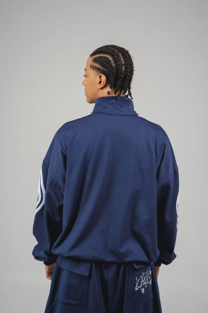 Camibuzo Ondas CHILL azul marino oversize — tela scuba con alamares estilo asiático, zigzags en sesgo aéreo y cierre, streetwear hecho en Colombia