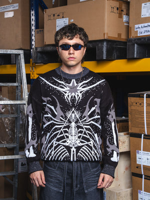 Camibuzo tejido SNK CHILL negro oversize — inspirado en Shingeki no Kyojin con patrón anime gótico, streetwear hecho en Colombia