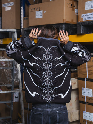 Camibuzo tejido SNK CHILL negro oversize — inspirado en Shingeki no Kyojin con patrón anime gótico, streetwear hecho en Colombia