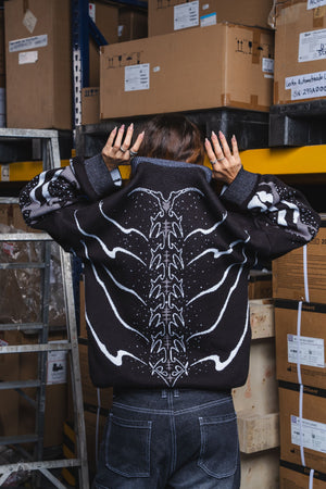 Camibuzo tejido SNK CHILL negro oversize — inspirado en Shingeki no Kyojin con patrón anime gótico, streetwear hecho en Colombia