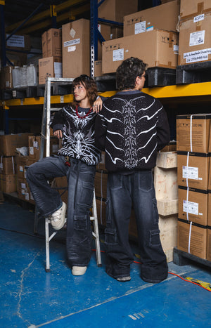 Camibuzo tejido SNK CHILL negro oversize — inspirado en Shingeki no Kyojin con patrón anime gótico, streetwear hecho en Colombia