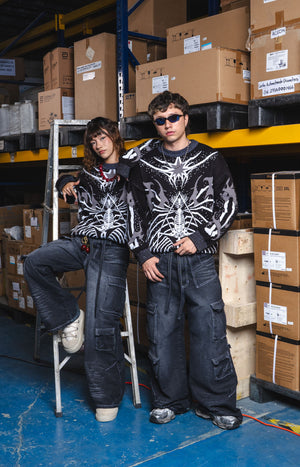 Camibuzo tejido SNK CHILL negro oversize — inspirado en Shingeki no Kyojin con patrón anime gótico, streetwear hecho en Colombia