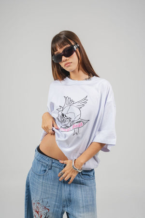 Camiseta CHILL oversize boxy fit blanca — algodón con estampado emo-rap retrato artístico en serigrafía negro y rosa, streetwear hecho en Colombia