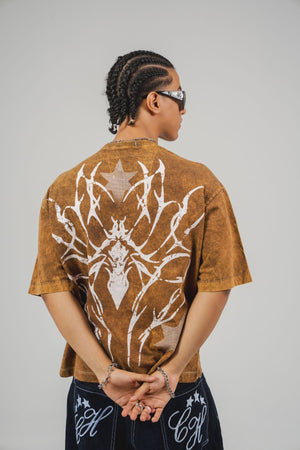 Camiseta Widow CHILL washed mostaza oversize boxy fit unisex — algodón con estampado tribal araña en serigrafía, streetwear hecho en Colombia