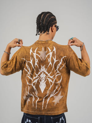 Camiseta Widow CHILL washed mostaza oversize boxy fit unisex — algodón con estampado tribal araña en serigrafía, streetwear hecho en Colombia