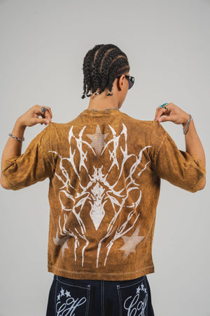 Camiseta Widow CHILL washed mostaza oversize boxy fit unisex — algodón con estampado tribal araña en serigrafía, streetwear hecho en Colombia