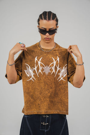 Camiseta Widow CHILL washed mostaza oversize boxy fit unisex — algodón con estampado tribal araña en serigrafía, streetwear hecho en Colombia