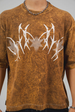 Camiseta Widow CHILL washed mostaza oversize boxy fit unisex — algodón con estampado tribal araña en serigrafía, streetwear hecho en Colombia