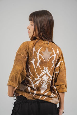 Camiseta Widow CHILL washed mostaza oversize boxy fit unisex — algodón con estampado tribal araña en serigrafía, streetwear hecho en Colombia