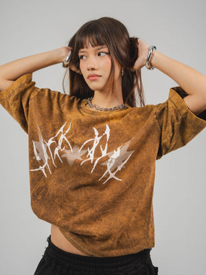 Camiseta Widow CHILL washed mostaza oversize boxy fit unisex — algodón con estampado tribal araña en serigrafía, streetwear hecho en Colombia