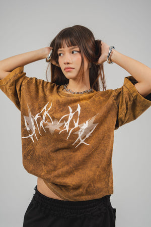 Camiseta Widow CHILL washed mostaza oversize boxy fit unisex — algodón con estampado tribal araña en serigrafía, streetwear hecho en Colombia