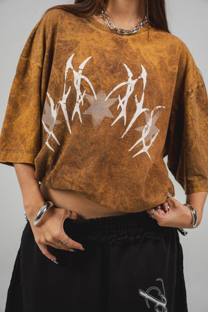 Camiseta Widow CHILL washed mostaza oversize boxy fit unisex — algodón con estampado tribal araña en serigrafía, streetwear hecho en Colombia