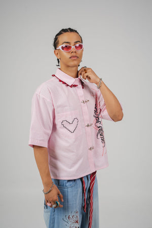 Camisa Frog Closures CHILL boxy fit rosa cuadros — estampado tribal pixel art y cierres tipo alamar, streetwear hecho en Colombia