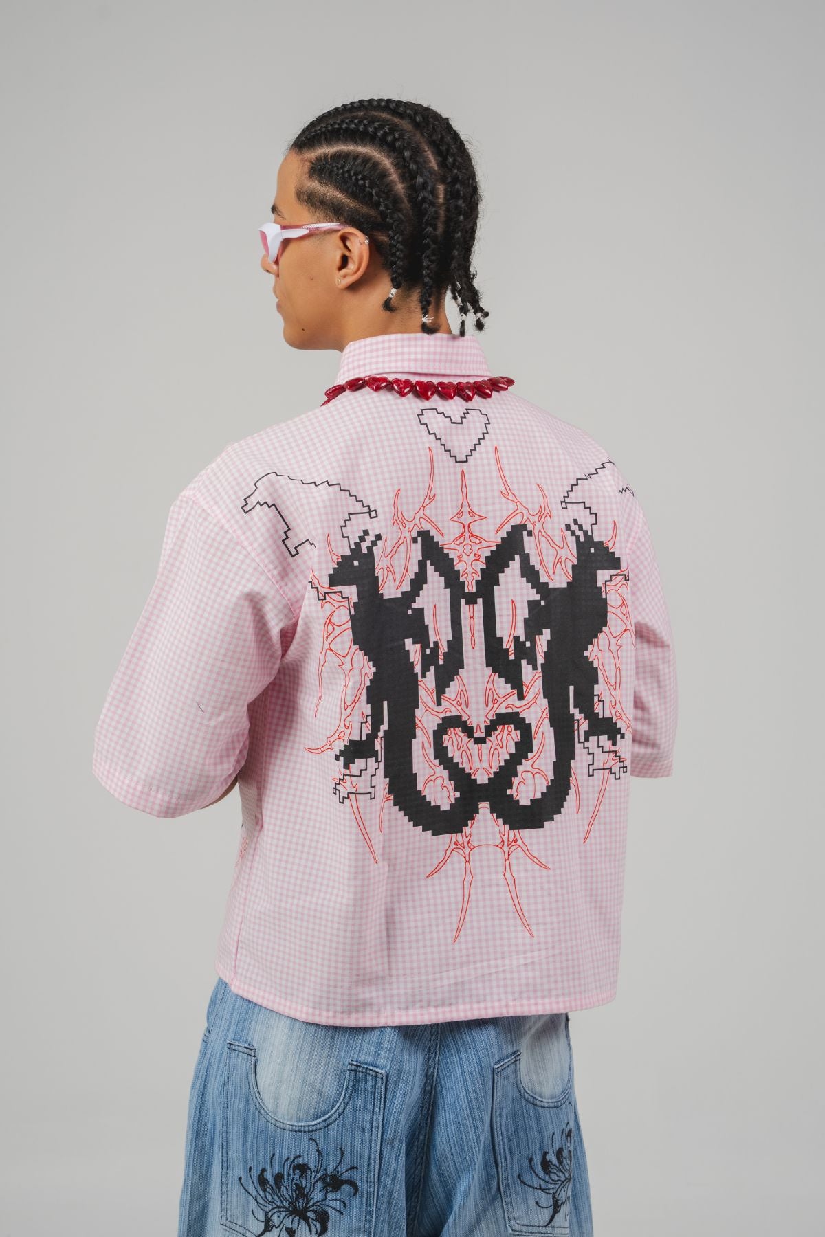 Camisa Frog Closures CHILL boxy fit rosa cuadros — estampado tribal pixel art y cierres tipo alamar, streetwear hecho en Colombia