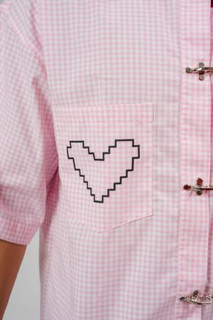 Camisa Frog Closures CHILL boxy fit rosa cuadros — estampado tribal pixel art y cierres tipo alamar, streetwear hecho en Colombia