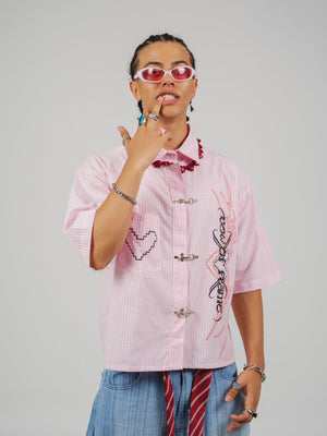 Camisa Frog Closures CHILL boxy fit rosa cuadros — estampado tribal pixel art y cierres tipo alamar, streetwear hecho en Colombia