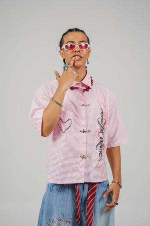 Camisa Frog Closures CHILL boxy fit rosa cuadros — estampado tribal pixel art y cierres tipo alamar, streetwear hecho en Colombia