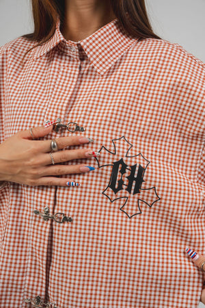 Camisa con alamares Patched cross CHILL boxy fit Terracota cuadros — parches de cruces góticas en gingham, streetwear hecho en Colombia