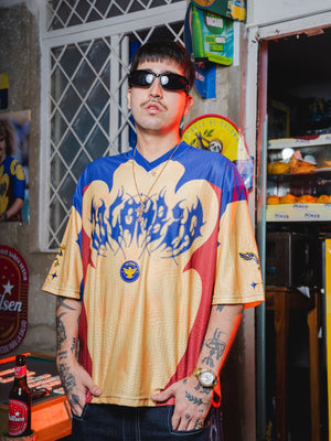 Camisa de fútbol Colombia CHILL oversize — tela deportiva full sublimada amarillo y azul con estampado gótico tribal, streetwear hecho en Colombia