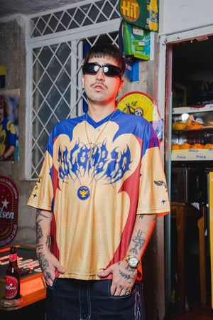 Camisa de fútbol Colombia CHILL oversize — tela deportiva full sublimada amarillo y azul con estampado gótico tribal, streetwear hecho en Colombia