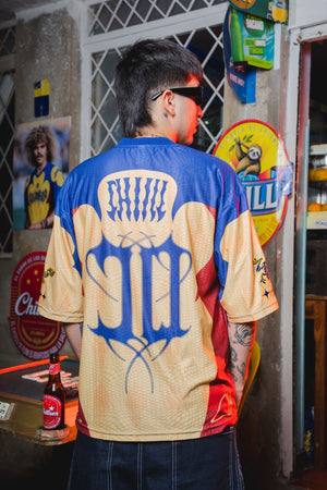 Camisa de fútbol Colombia CHILL oversize — tela deportiva full sublimada amarillo y azul con estampado gótico tribal, streetwear hecho en Colombia